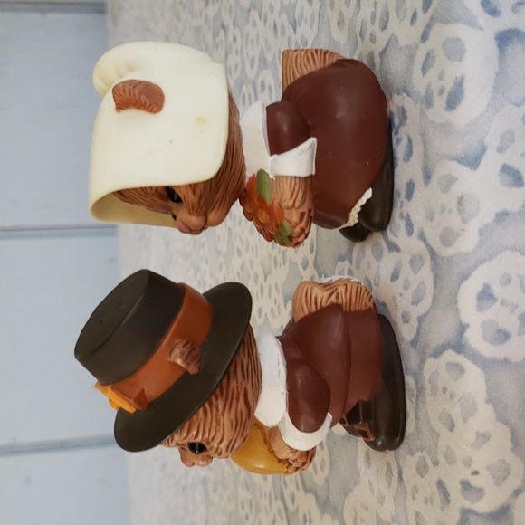 Thanksgiving Salt and Pepper Vintage Hallmark Chipmunks Salt & Pepper - Picture 2 of 12